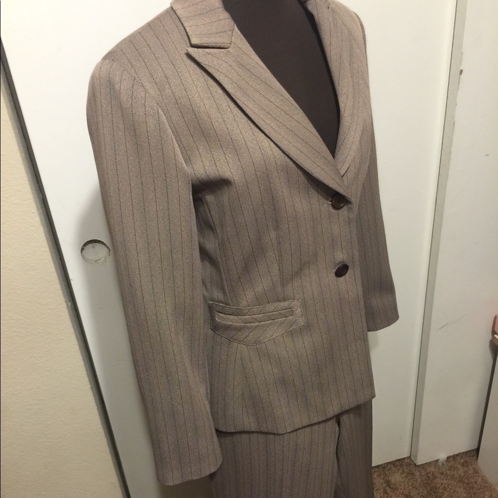 Pin striped suit - Picture 4 of 8